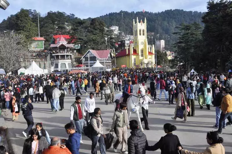 नए साल का जश्न मनाने के लिए Shimla में उमड़े पर्यटक नए साल का जश्न मनाने के लिए Shimla में उमड़े पर्यटक