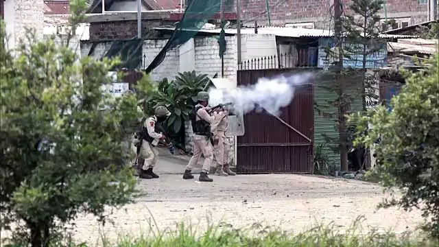 Manipur के इंफाल पश्चिम जिले के एक गांव पर उग्रवादियों का हमला Manipur के इंफाल पश्चिम जिले के एक गांव पर उग्रवादियों का हमला