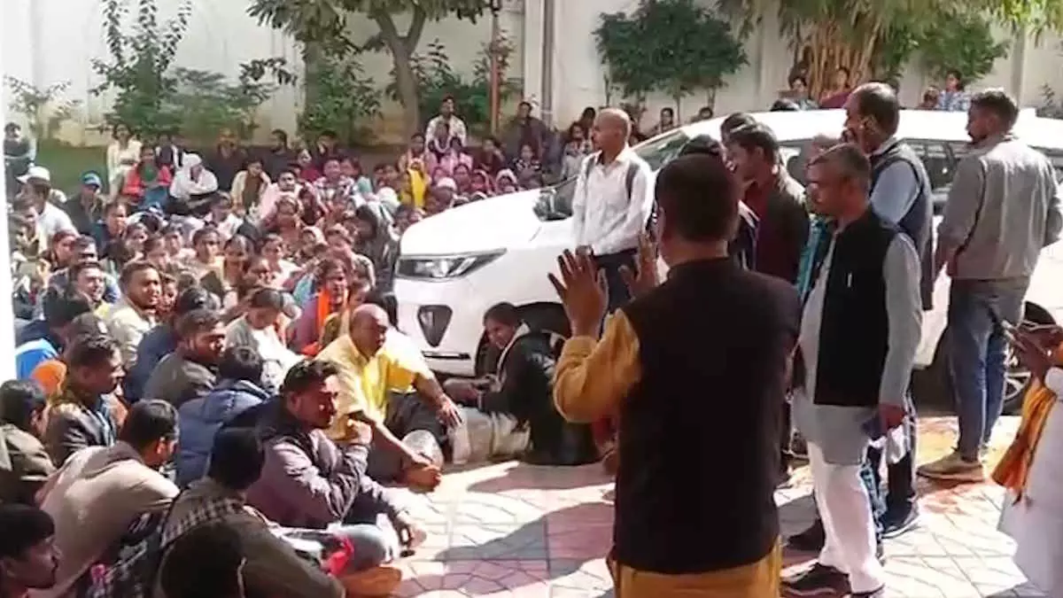 रायपुर बीजेपी दफ्तर के सामने हंगामा, भारी संख्या में पहुंचे बीएड धारी सहायक शिक्षक रायपुर बीजेपी दफ्तर के सामने हंगामा, भारी संख्या में पहुंचे बीएड धारी सहायक शिक्षक