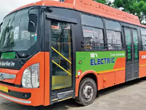 Assam: नए साल पर गुवाहाटी को मिलीं 56 नई एसी बसे Assam: नए साल पर गुवाहाटी को मिलीं 56 नई एसी बसे