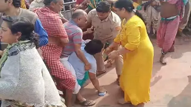 New Year के मौके पर भारी भीड़ के बीच पुरी में श्रद्धालुओं ने बैरिकेड तोड़कर श्रीमंदिर में किया प्रवेश New Year के मौके पर भारी भीड़ के बीच पुरी में श्रद्धालुओं ने बैरिकेड तोड़कर श्रीमंदिर में किया प्रवेश