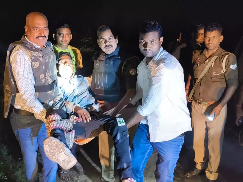 Fatehpur: फरार चल रहे अपराधी की पुलिस से मुठभेड़, एक के पैर में लगी गोली Fatehpur: फरार चल रहे अपराधी की पुलिस से मुठभेड़, एक के पैर में लगी गोली