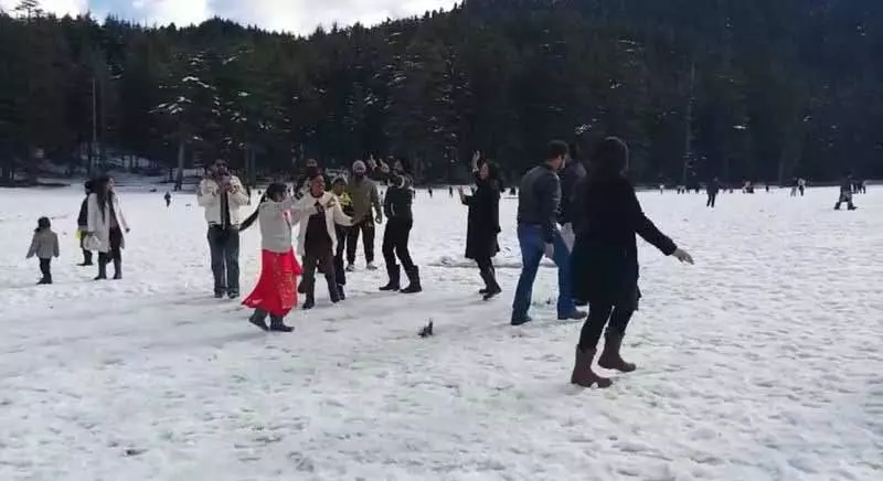New Year का जश्न मनाने के लिए बर्फीले खज्जियार और डलहौजी में उमड़े पर्यटक New Year का जश्न मनाने के लिए बर्फीले खज्जियार और डलहौजी में उमड़े पर्यटक