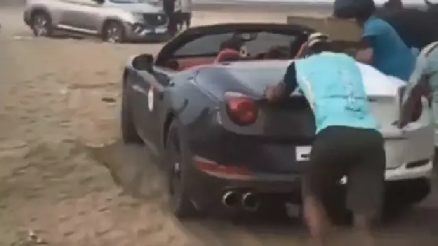 Maharashtra के समुद्र तट पर रेत में फंसी Ferrari कार, देखिए आगे क्या हुआ Maharashtra के समुद्र तट पर रेत में फंसी Ferrari कार, देखिए आगे क्या हुआ