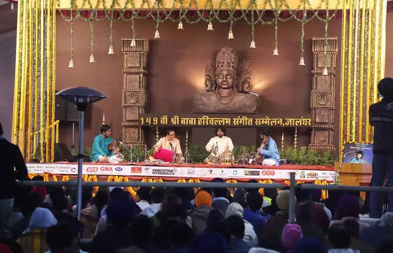 Punjab: 149वें हरिवल्लभ संगीत सम्मेलन का भोर में पुष्प वर्षा के साथ समापन Punjab: 149वें हरिवल्लभ संगीत सम्मेलन का भोर में पुष्प वर्षा के साथ समापन