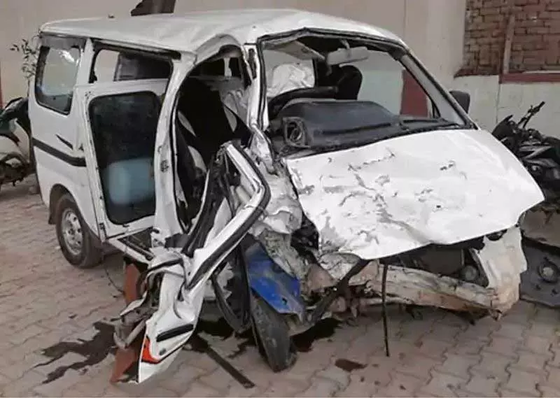 Haryana : सड़क दुर्घटना में एक ही परिवार के तीन लोगों की मौत Haryana : सड़क दुर्घटना में एक ही परिवार के तीन लोगों की मौत