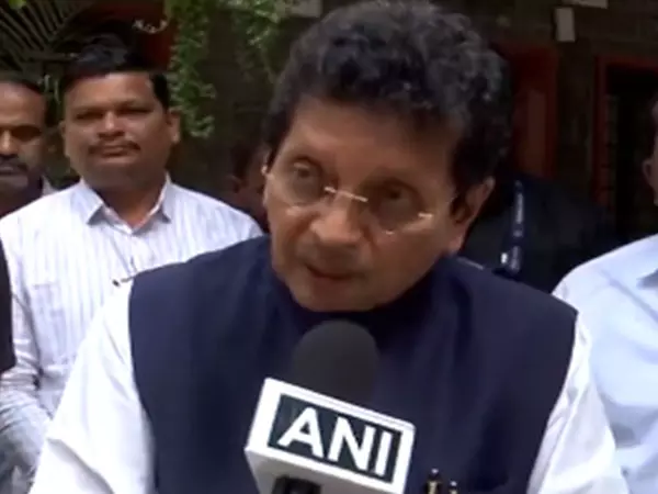 उसके पास आत्मसमर्पण के अलावा कोई विकल्प नहीं था: Deepak Kesarkar उसके पास आत्मसमर्पण के अलावा कोई विकल्प नहीं था: Deepak Kesarkar