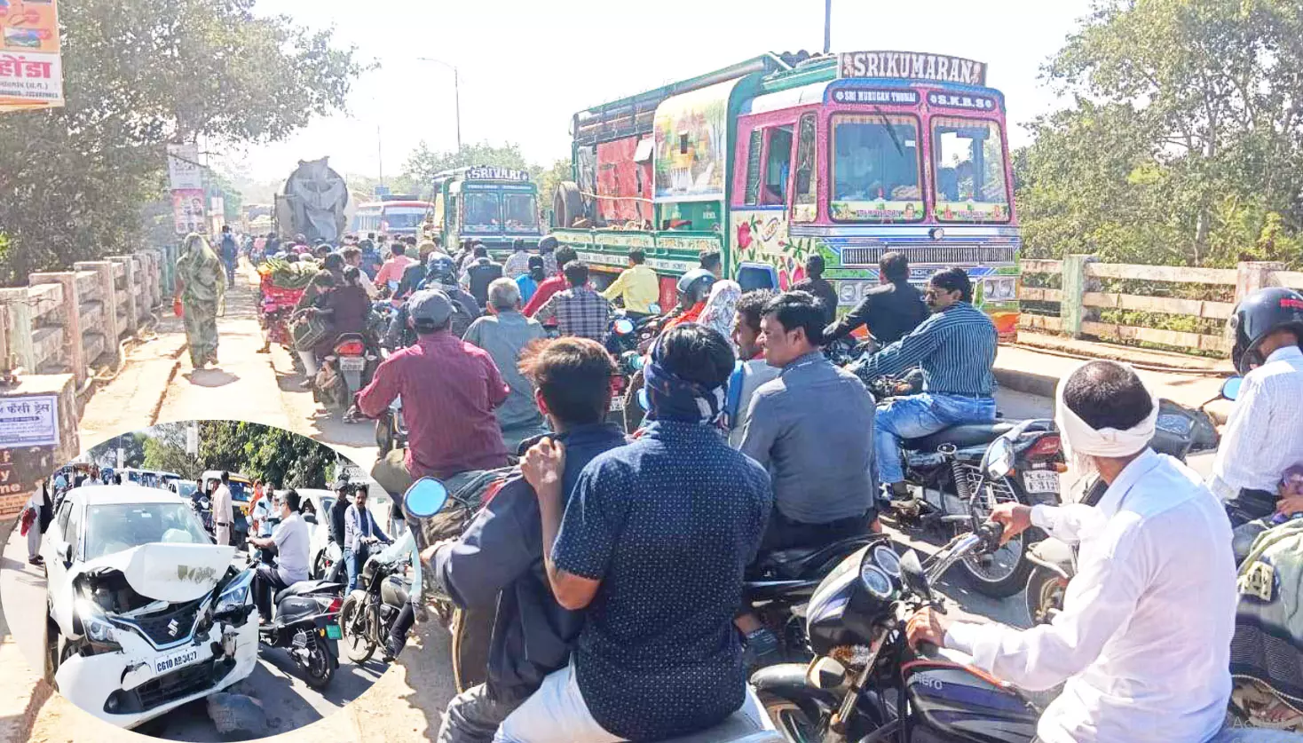 ओवरब्रिज में दो कारों की भिड़ंत होने से लगा जाम, परेशान हुए लोग ओवरब्रिज में दो कारों की भिड़ंत होने से लगा जाम, परेशान हुए लोग