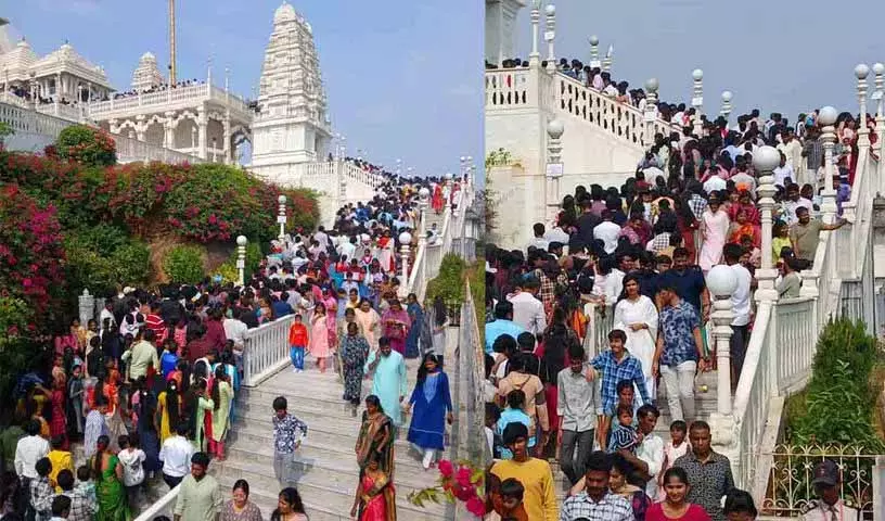 Hyderabad: हजारों लोगों ने समृद्ध 2025 के लिए आशीर्वाद मांगा, पूजा स्थलों पर उमड़ी भीड़ Hyderabad: हजारों लोगों ने समृद्ध 2025 के लिए आशीर्वाद मांगा, पूजा स्थलों पर उमड़ी भीड़