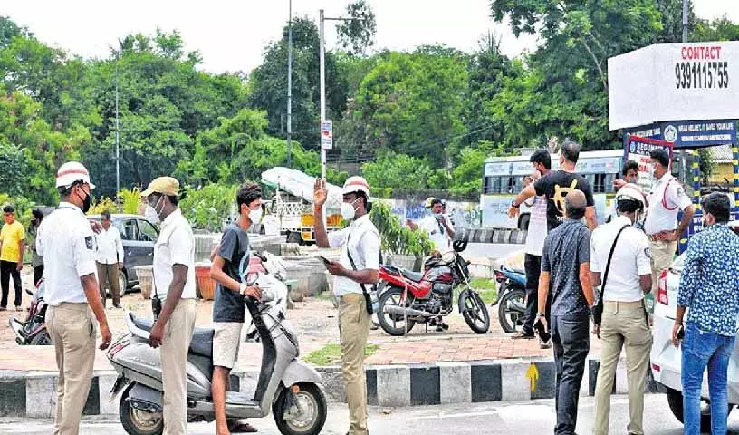 Telangana: यातायात उल्लंघनकर्ताओं को 535 करोड़ रुपये का जुर्माना भरना होगा Telangana: यातायात उल्लंघनकर्ताओं को 535 करोड़ रुपये का जुर्माना भरना होगा