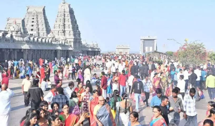 2025 Telangana में मंदिरों के लिए बेहतर वर्ष की कामना के लिए भक्त प्रार्थना कर रहे