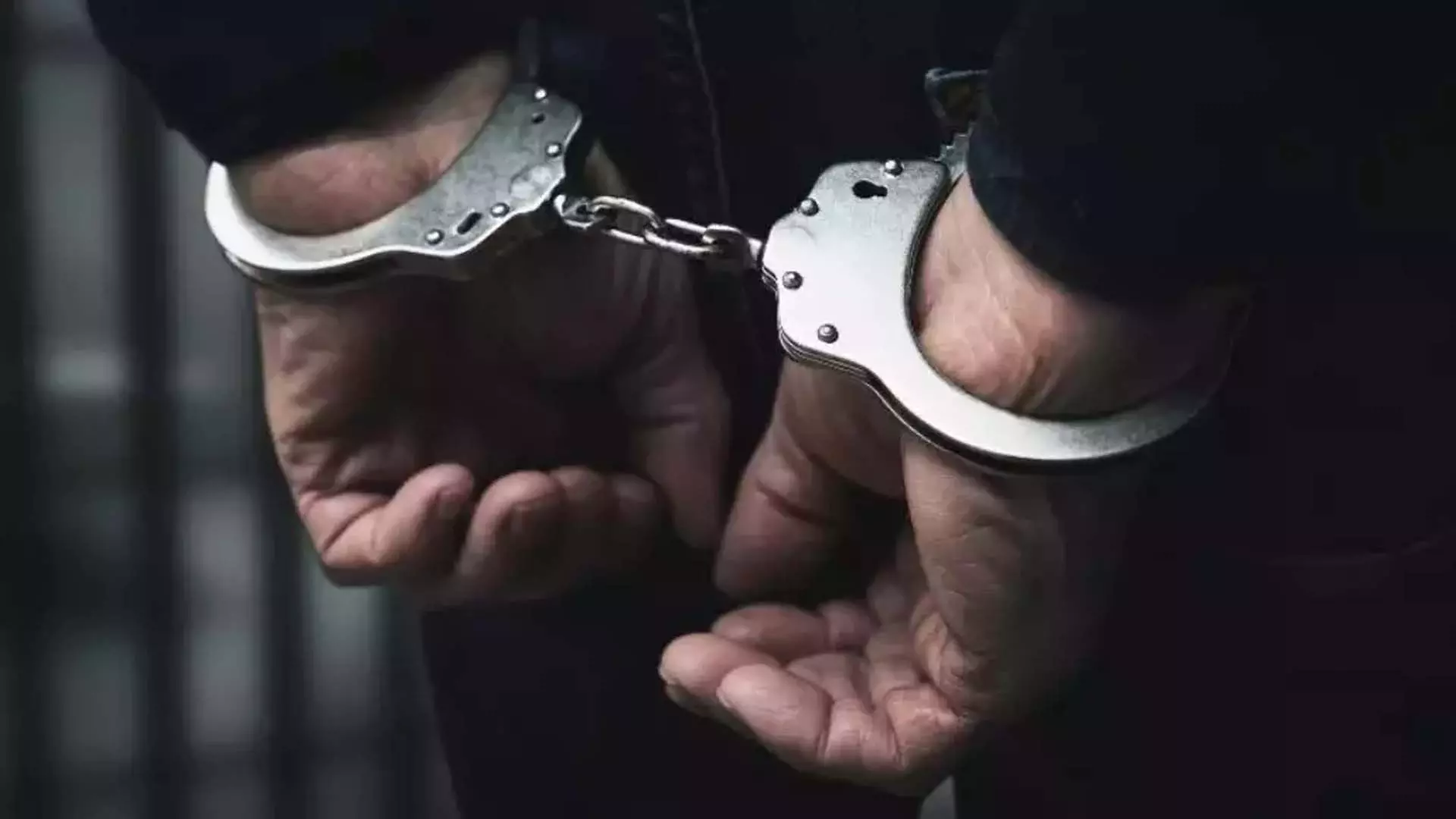 Nuzvid पुलिस ने 2 किलो सोना बरामद किया, 5 चोरों को गिरफ्तार किया Nuzvid पुलिस ने 2 किलो सोना बरामद किया, 5 चोरों को गिरफ्तार किया