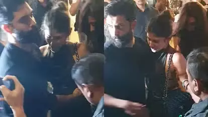 नए साल की पार्टी से आईं मौनी रॉय नए साल की पार्टी से आईं मौनी रॉय