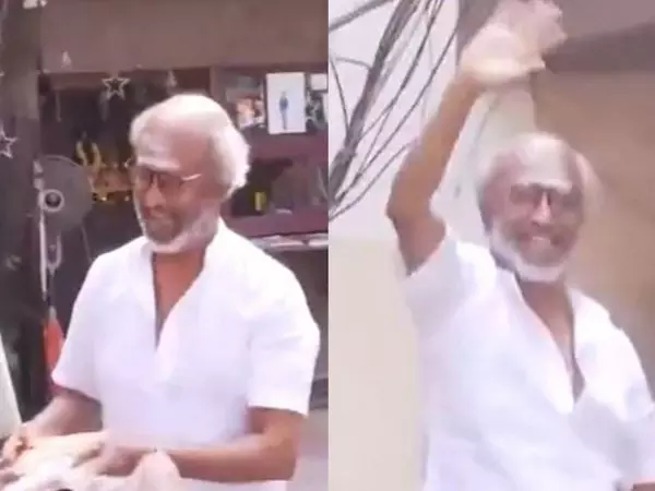 Rajinikanth ने नए साल पर अपने घर के बाहर प्रशंसकों का अभिवादन किया Rajinikanth ने नए साल पर अपने घर के बाहर प्रशंसकों का अभिवादन किया