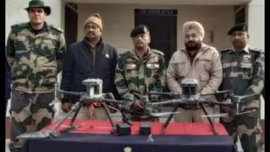 Punjab: बीएसएफ को एक और सफलता, अमृतसर में 3 पाक ड्रोन बरामद Punjab: बीएसएफ को एक और सफलता, अमृतसर में 3 पाक ड्रोन बरामद