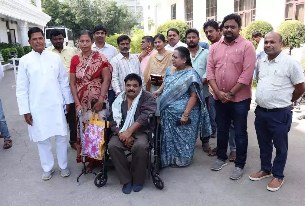 Telangana: प्रजावाणी ने दिव्यांग चौकीदार को उम्मीद दी Telangana: प्रजावाणी ने दिव्यांग चौकीदार को उम्मीद दी