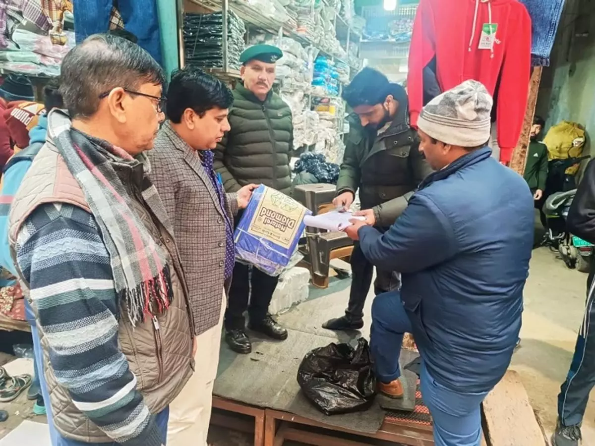 Saharanpur: नगर निगम ने आठ दुकानों से प्रतिबंधित पॉलीथिन जब्त की Saharanpur: नगर निगम ने आठ दुकानों से प्रतिबंधित पॉलीथिन जब्त की