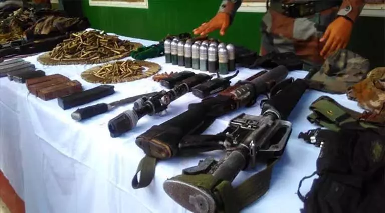 Manipur : सुरक्षा बलों ने भारी मात्रा में हथियार और गोला-बारूद जब्त किया Manipur : सुरक्षा बलों ने भारी मात्रा में हथियार और गोला-बारूद जब्त किया