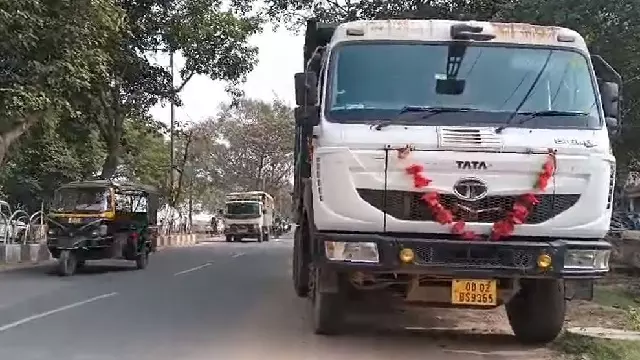 Cuttack में 6 साल की बच्ची को हाइवा ट्रक ने कुचला, उसके चाचा की हालत गंभीर Cuttack में 6 साल की बच्ची को हाइवा ट्रक ने कुचला, उसके चाचा की हालत गंभीर