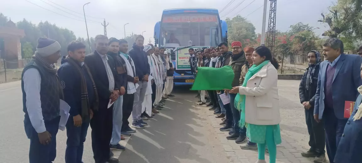 Madhupur: जिला कलेक्टर ने अन्तरा-राज्यीय कृषक भ्रमण दल को दिखाई हरी झण्ड़ी Madhupur: जिला कलेक्टर ने अन्तरा-राज्यीय कृषक भ्रमण दल को दिखाई हरी झण्ड़ी