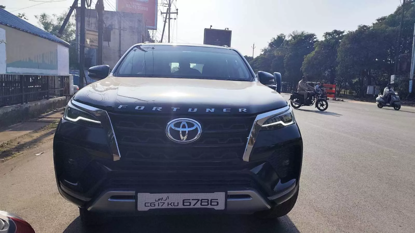 अरबी में लिखे नंबर प्लेट कार को रायपुर पुलिस ने किया जब्त, जनता से रिश्ता की खबर का हुआ असर अरबी में लिखे नंबर प्लेट कार को रायपुर पुलिस ने किया जब्त, जनता से रिश्ता की खबर का हुआ असर