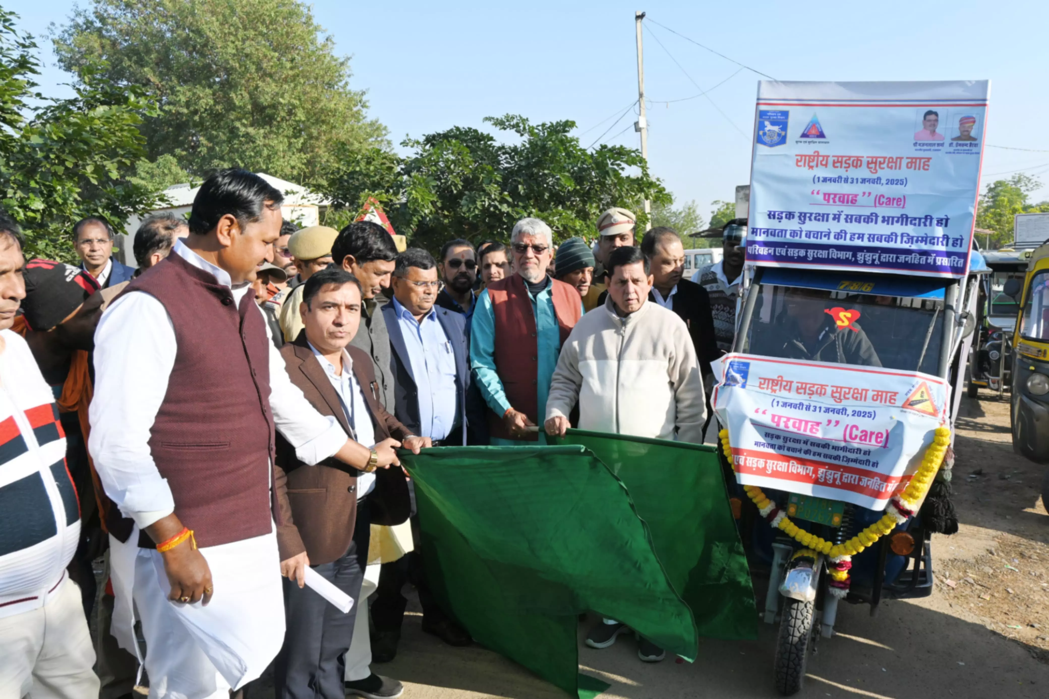 Jhunjhunu: जिला कलेक्टर रामावतार मीणा व झुंझुनूं विधायक राजेन्द्र भांबू ने दिखाई हरी झंडी Jhunjhunu: जिला कलेक्टर रामावतार मीणा व झुंझुनूं विधायक राजेन्द्र भांबू ने दिखाई हरी झंडी