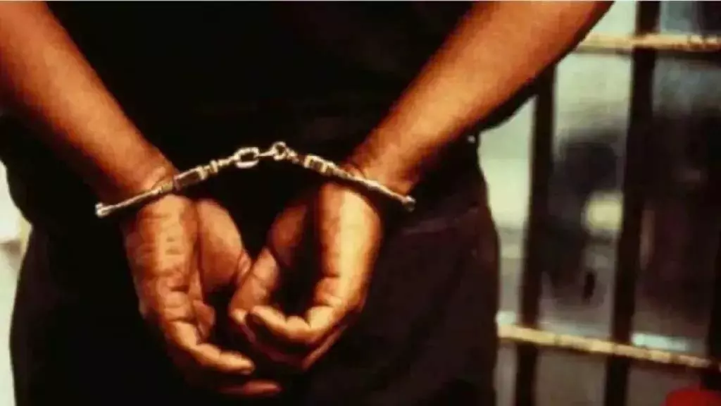 Maharashtra: इलाज के नाम पर महिला से दुष्कर्म, फर्जी तांत्रिक गिरफ्तार Maharashtra: इलाज के नाम पर महिला से दुष्कर्म, फर्जी तांत्रिक गिरफ्तार