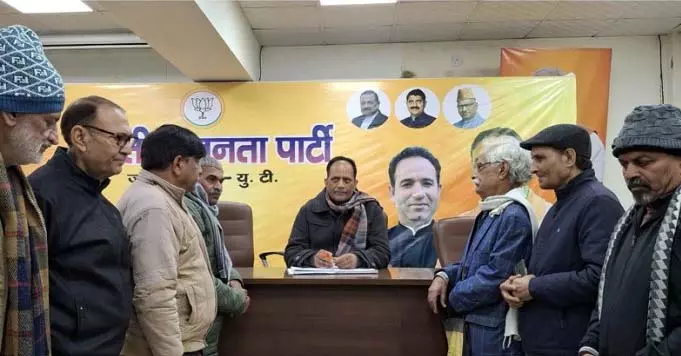 Jammu: प्रोफेसर घारू राम ने शिकायतों के समाधान के लिए जनता दरबार लगाया Jammu: प्रोफेसर घारू राम ने शिकायतों के समाधान के लिए जनता दरबार लगाया