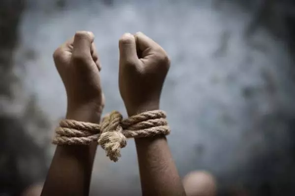 UP : जबरन मोटरसाइकिल पर बिठाकर छात्रा का अपहरण, आरोपी की तलाश जारी UP : जबरन मोटरसाइकिल पर बिठाकर छात्रा का अपहरण, आरोपी की तलाश जारी
