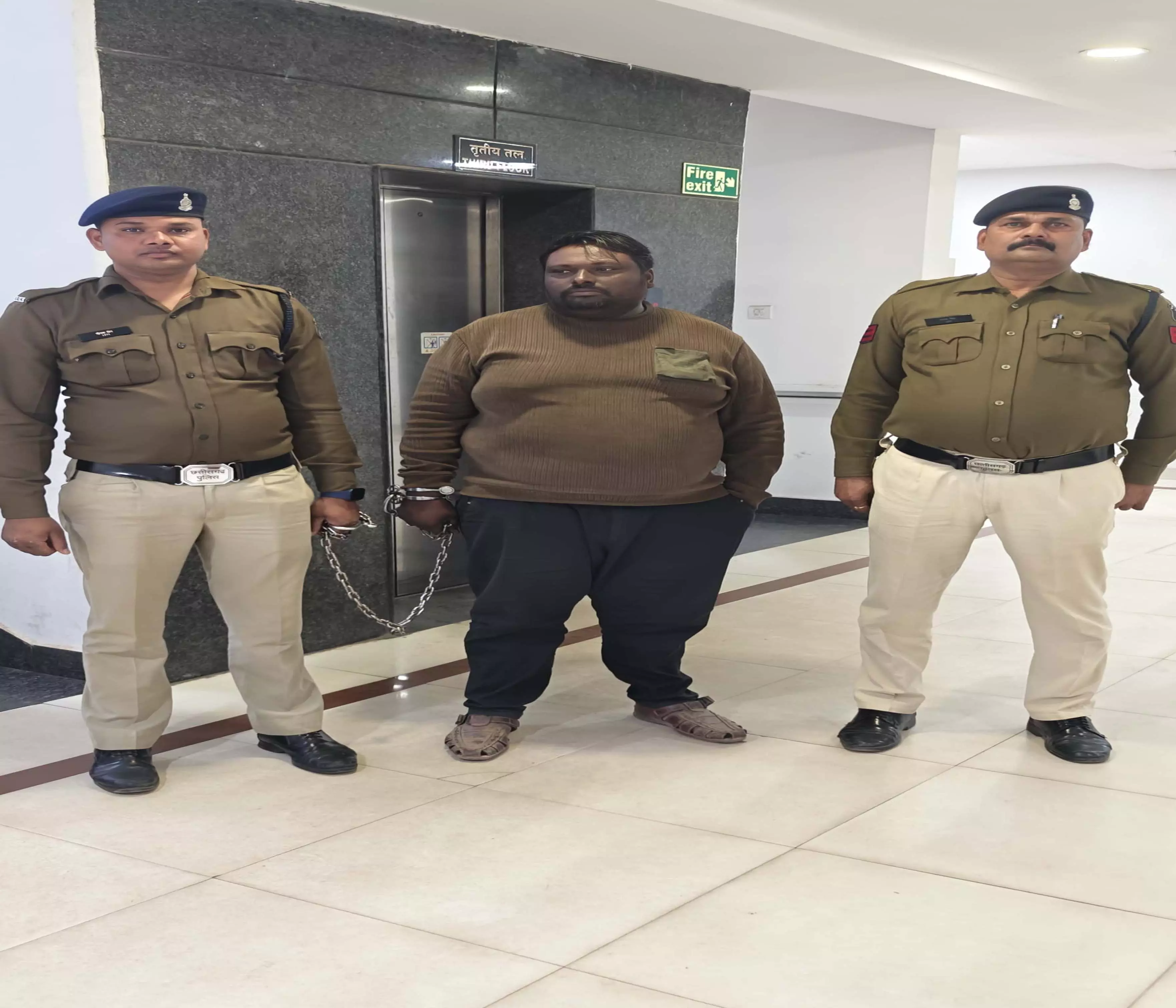 Raipur Breaking: किराए के कारों की करता था खरीदी-बिक्री, महाठग गिरफ्तार Raipur Breaking: किराए के कारों की करता था खरीदी-बिक्री, महाठग गिरफ्तार