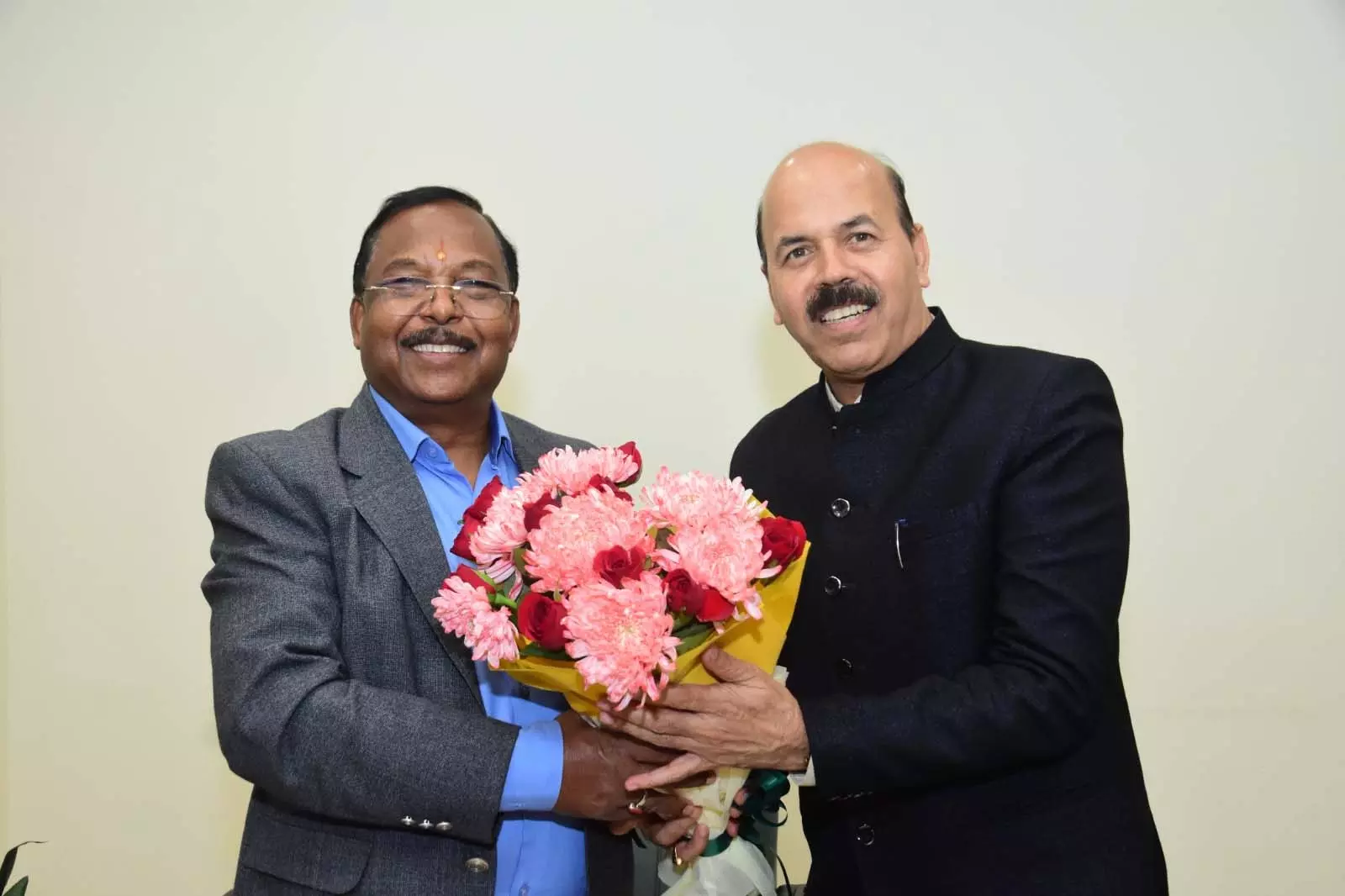 इंदिरा गांधी कृषि विश्वविद्यालय के कुलपति ने मंत्री नेताम से की सौजन्य भेंट इंदिरा गांधी कृषि विश्वविद्यालय के कुलपति ने मंत्री नेताम से की सौजन्य भेंट