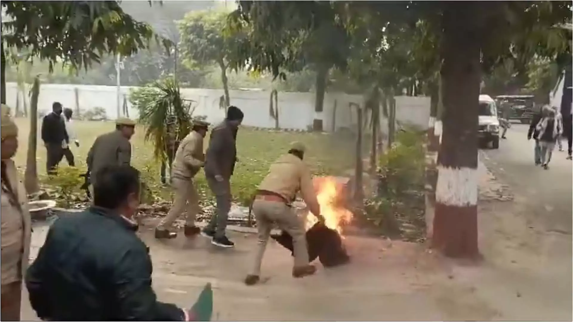 SSP ऑफिस के सामने शख्स ने खुद को लगाई आग, देखें लाइव VIDEO... SSP ऑफिस के सामने शख्स ने खुद को लगाई आग, देखें लाइव VIDEO...