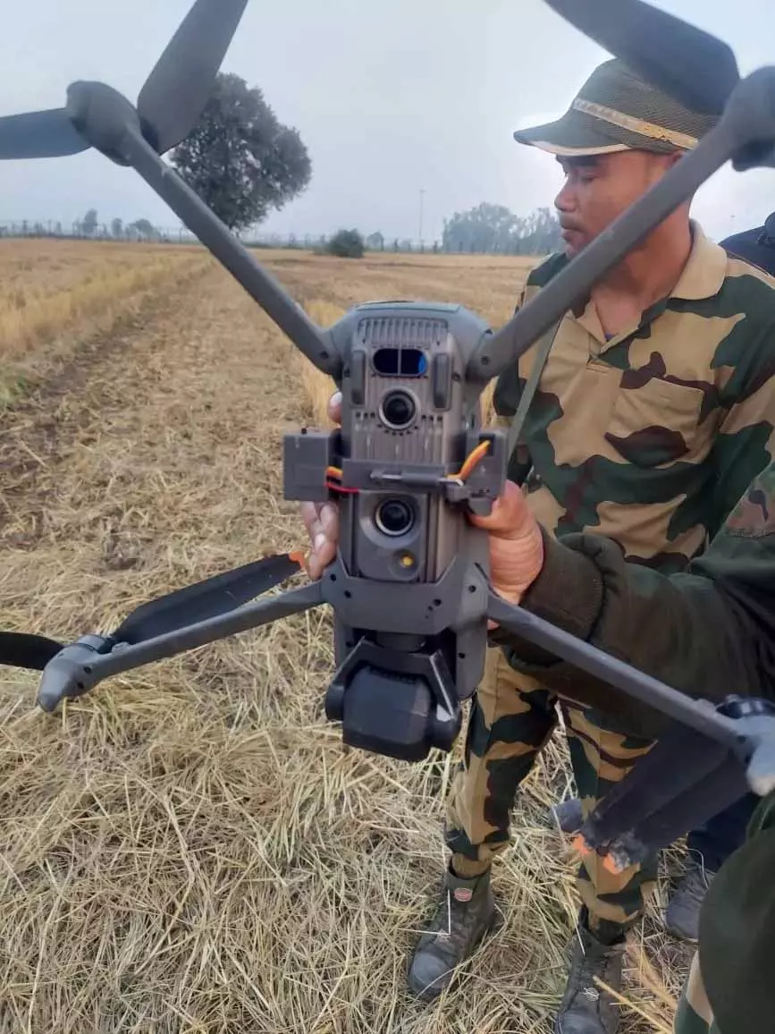 J&K के अखनूर में सुरक्षा बलों ने ड्रोन बरामद किया, जांच शुरू J&K के अखनूर में सुरक्षा बलों ने ड्रोन बरामद किया, जांच शुरू