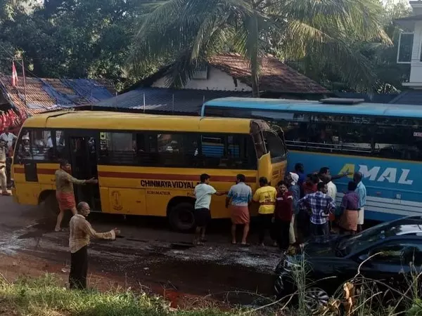 Kannur जिले के वलक्कई इलाके में बस पलटने से 1 की मौत, 15 अन्य छात्र घायल Kannur जिले के वलक्कई इलाके में बस पलटने से 1 की मौत, 15 अन्य छात्र घायल