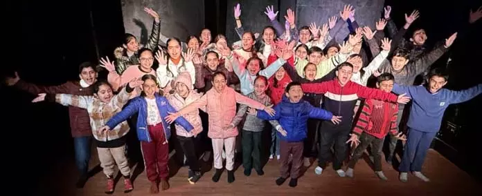 Jammu: नटरंग थिएटर कार्यशाला में बच्चों ने रचनात्मकता की नई दुनिया की खोज की Jammu: नटरंग थिएटर कार्यशाला में बच्चों ने रचनात्मकता की नई दुनिया की खोज की