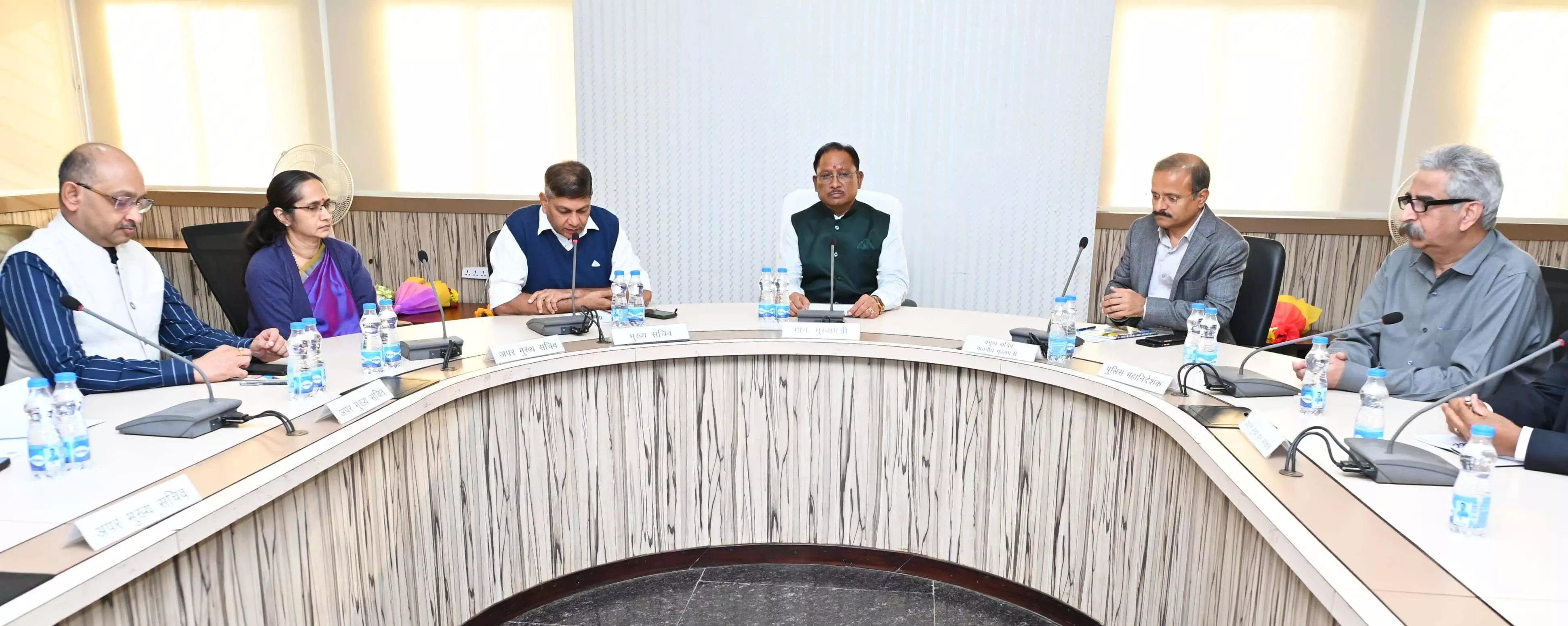 CM साय ने नए साल के पहले दिन सचिवों और विभागाध्यक्षों की बैठक ली CM साय ने नए साल के पहले दिन सचिवों और विभागाध्यक्षों की बैठक ली
