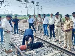 Kanpur :ट्रेन पलटाने की साजिश रेलवे लाइन पर मिला गैस सिलेंडर, जानिए पूरा मामला Kanpur :ट्रेन पलटाने की साजिश रेलवे लाइन पर मिला गैस सिलेंडर, जानिए पूरा मामला