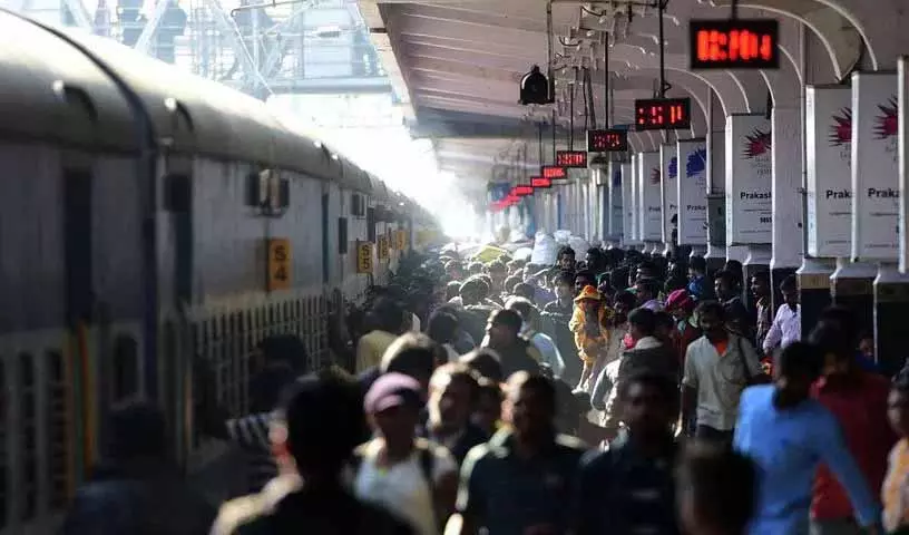 Hyderabad: संक्रांति उत्सव के लिए पर्याप्त ट्रेनें न होने से यात्रियों में अनिश्चितता Hyderabad: संक्रांति उत्सव के लिए पर्याप्त ट्रेनें न होने से यात्रियों में अनिश्चितता