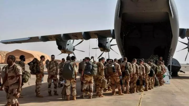 दशकों बाद फ्रांसीसी सैनिक देश छोड़ेंगे : Ivory Coast दशकों बाद फ्रांसीसी सैनिक देश छोड़ेंगे : Ivory Coast