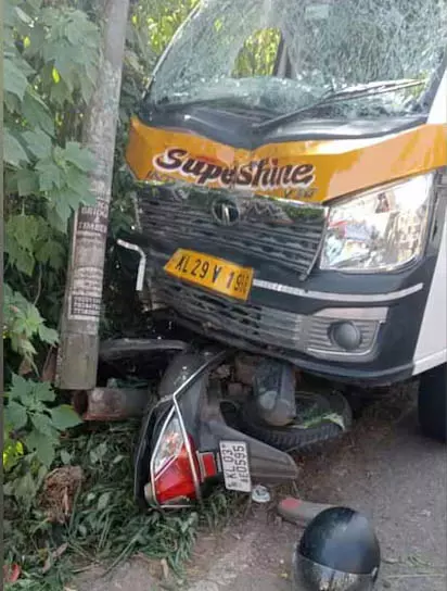 Kerala: वैन ने बाइक को टक्कर मार दी, व्यक्ति की मौत, पत्नी गंभीर Kerala: वैन ने बाइक को टक्कर मार दी, व्यक्ति की मौत, पत्नी गंभीर