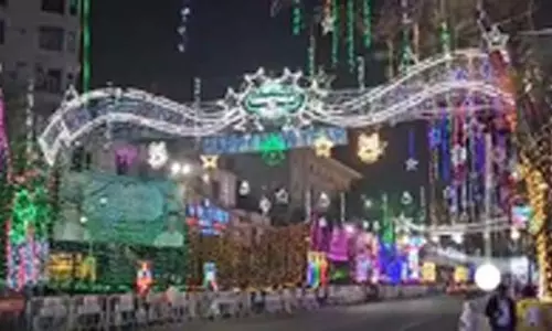 कोलकाता के पार्क स्ट्रीट में नए साल पर उमड़ा जनसैलाब, सुरक्षा के पुख्ता इंतजाम कोलकाता के पार्क स्ट्रीट में नए साल पर उमड़ा जनसैलाब, सुरक्षा के पुख्ता इंतजाम