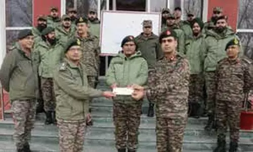Srinagar : उत्तरी सेना कमांडर ने घाटी का दौरा किया