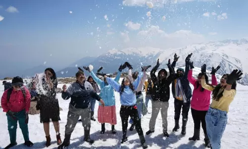 SRINAGAR : पर्यटन विभाग ने पर्यटकों की सहायता के लिए अधिकारियों को नामित किया SRINAGAR : पर्यटन विभाग ने पर्यटकों की सहायता के लिए अधिकारियों को नामित किया