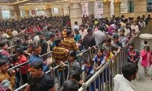 MP News: महाकाल से लेकर अस्सी घाट तक नए साल पर मंदिरों में दर्शन के लिए उमड़ी श्रद्धालुओं की भीड़