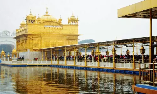 Punjab: ठंड के बीच स्वर्ण मंदिर में उमड़ी श्रद्धालुओं की भीड़