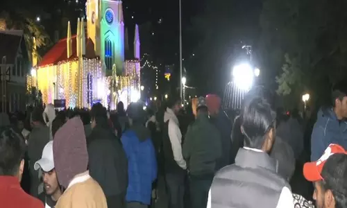 Shimla के ऐतिहासिक रिज पर राष्ट्रीय शोक के बीच शांत लेकिन हर्षोल्लासपूर्ण नए साल का जश्न मनाया गया Shimla के ऐतिहासिक रिज पर राष्ट्रीय शोक के बीच शांत लेकिन हर्षोल्लासपूर्ण नए साल का जश्न मनाया गया