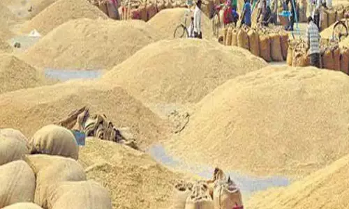 सोसायटी में धान रखने जगह नहीं, नहीं बेच पा रहे किसान परेशान