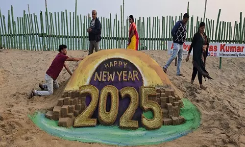 Odisha के कलाकार मानस साहू ने 2025 के स्वागत के लिए 20 फुट चौड़ी रेत की मूर्ति बनाई