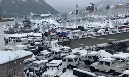 बर्फबारी के बीच Manali और सोलंग घाटी के रोमांच पसंद करने वाले पर्यटकों के लिए चेतावनी