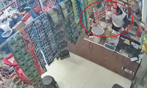किराने की दुकान का LIVE वीडियो, लुटेरों ने नमकीन का पैकेट लूटा, मचा हड़कंप